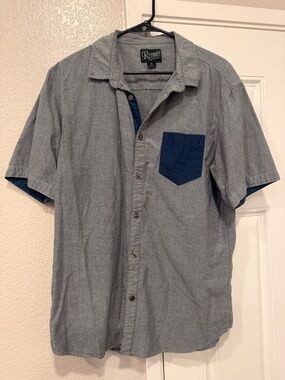 Retrofit Men's Short-Sleeve Button-Down Shirt in Grey with Navy Pocket